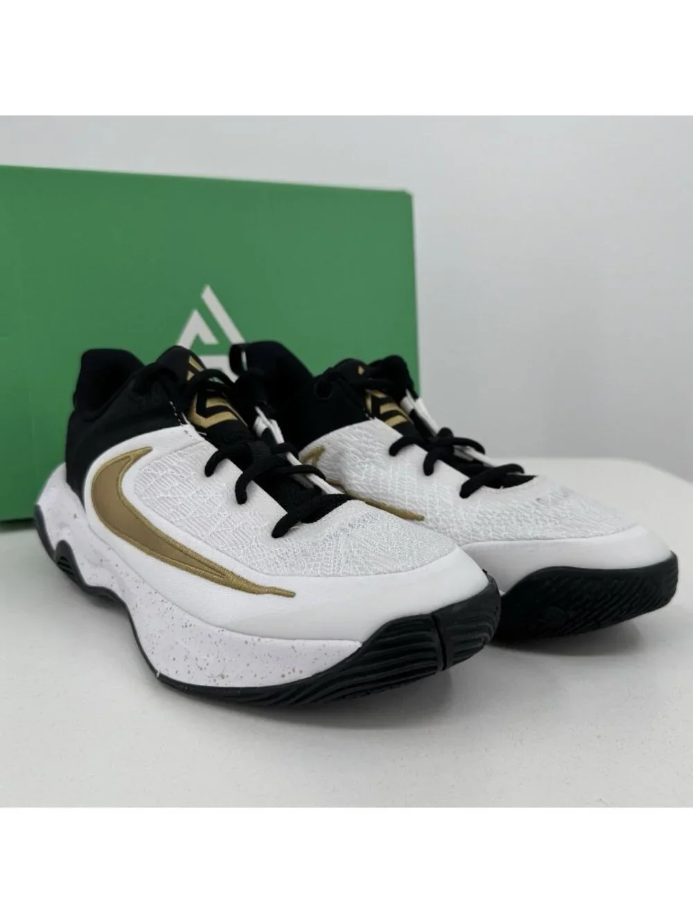 Nike Youth Boys Giannis Immortality 4 Grade School Basketball Shoes size 5 Youth
